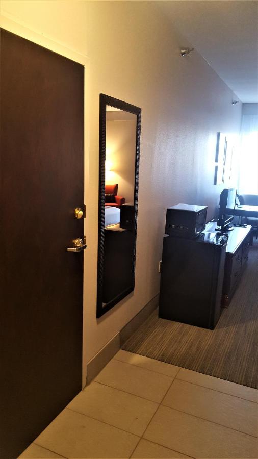 King Guest Room with Roll-In Shower - Non-Smoking at Country Inn & Suites by Radisson, Bryant (Little Rock), AR