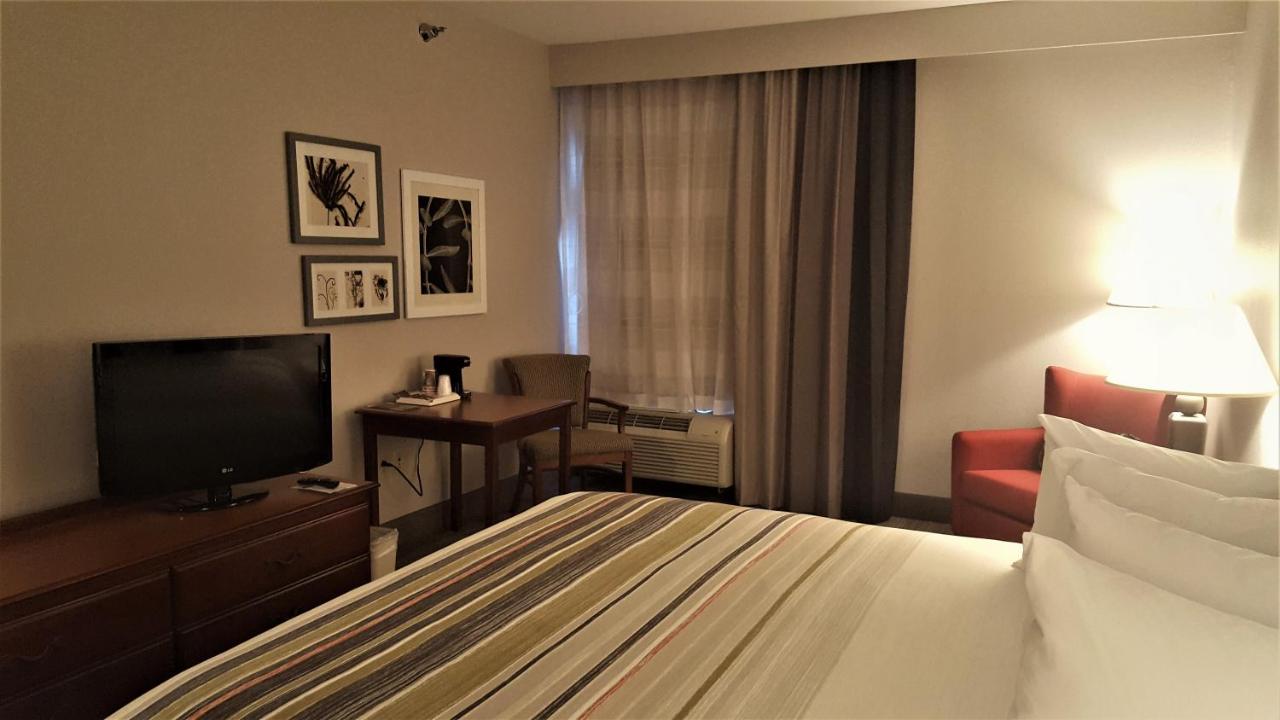 King Guest Room with Roll-In Shower - Non-Smoking at Country Inn & Suites by Radisson, Bryant (Little Rock), AR