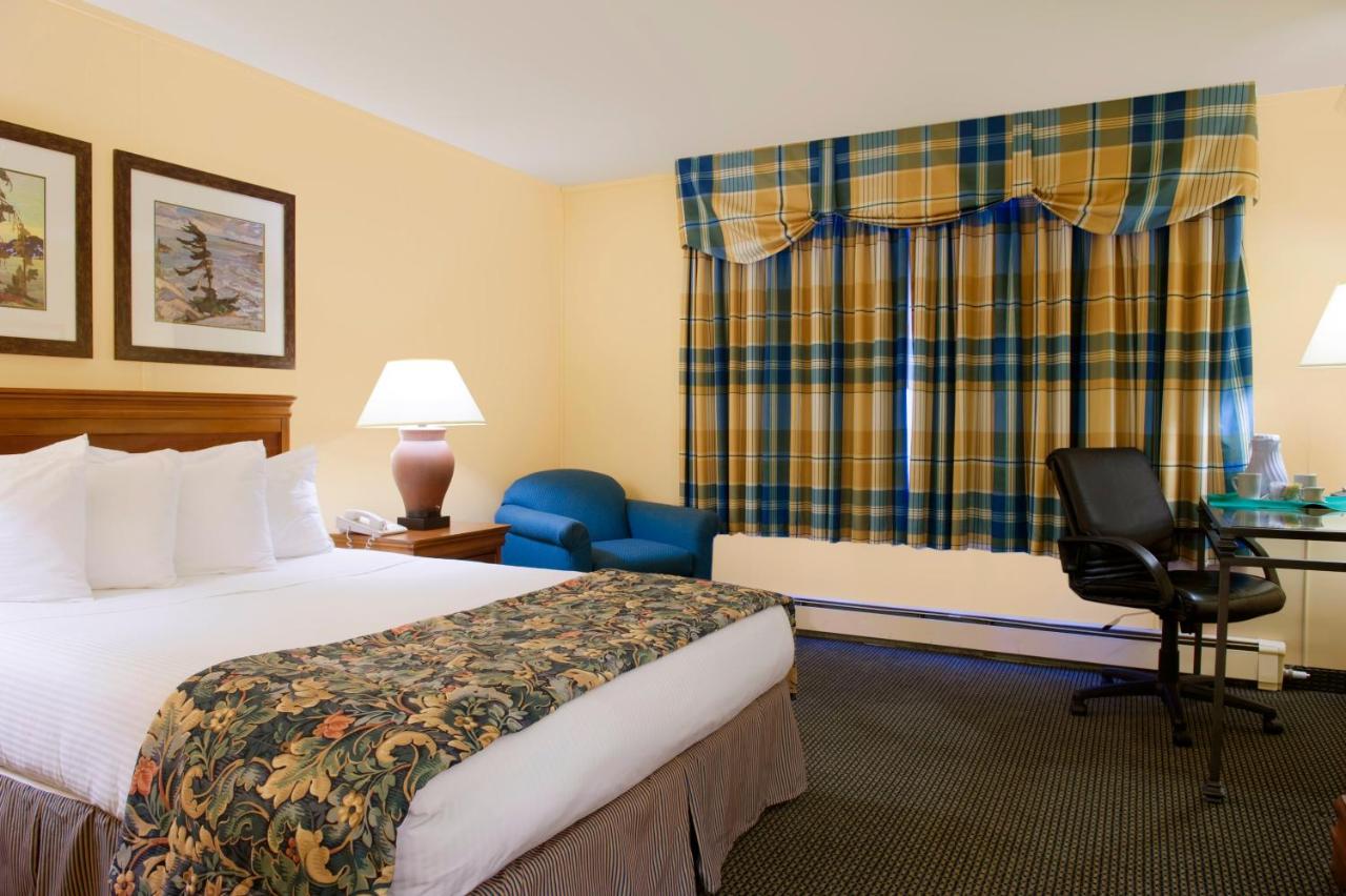 Queen Room at The Landing Hotel & Restaurant