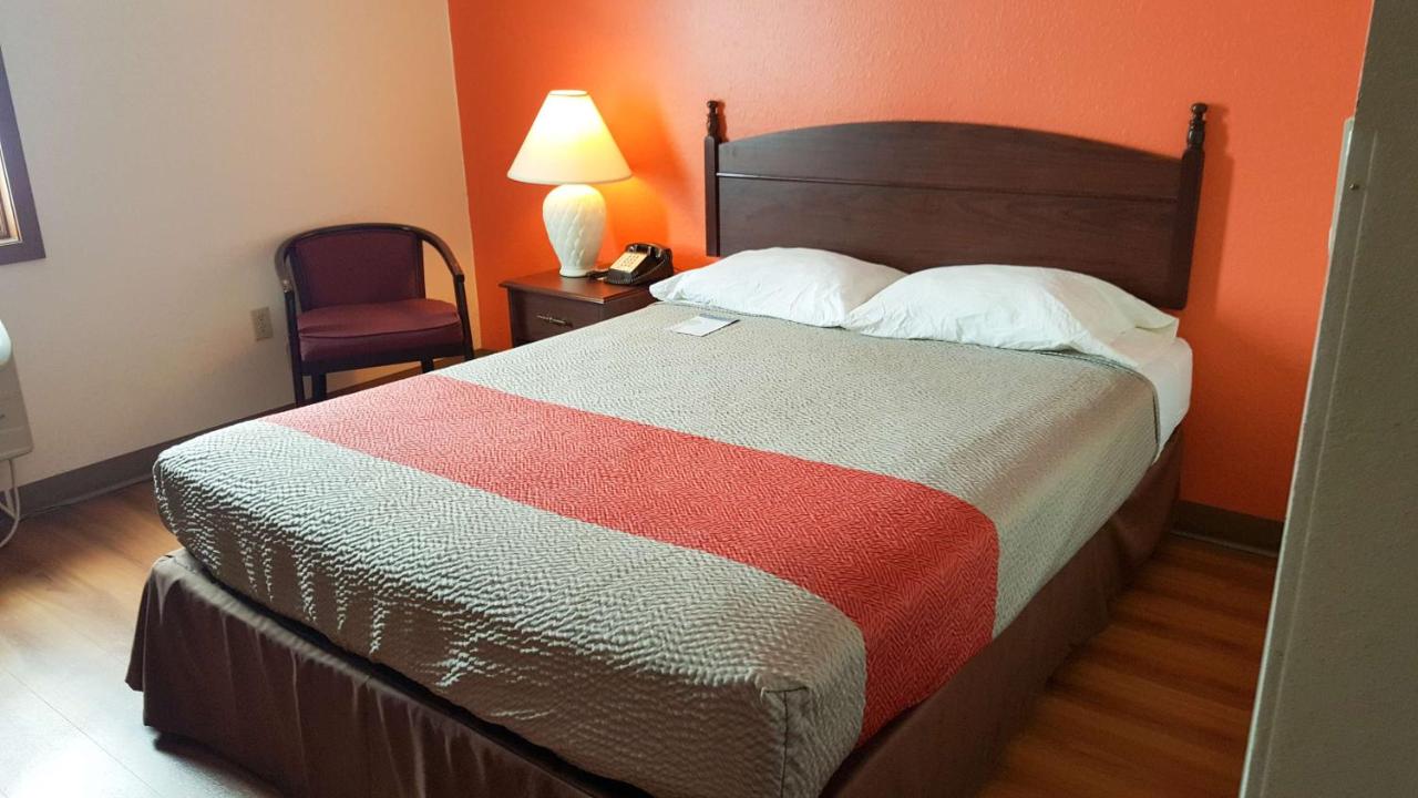 Queen Room - Non-Smoking at Motel 6 Saukville