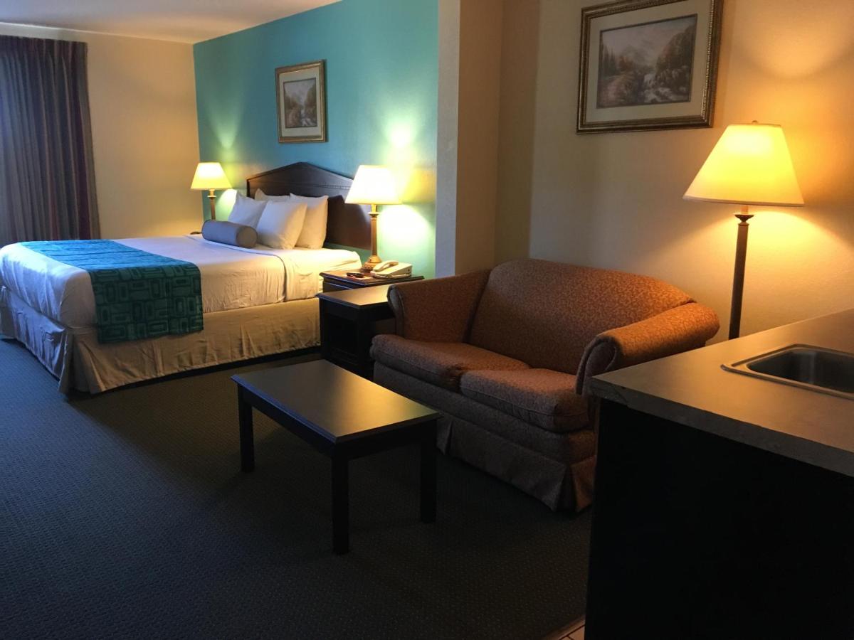 King Suite - Non-Smoking at Howard Johnson by Wyndham Houma