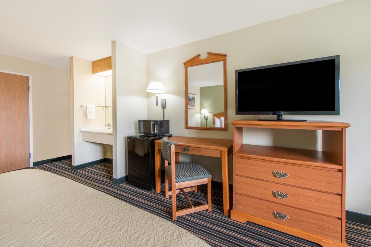Deluxe King Studio Suite - Non-Smoking at Days Inn by Wyndham Ottumwa