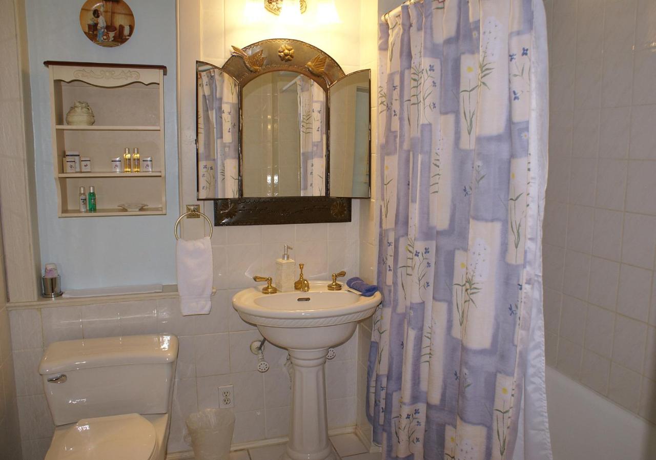 Queen Room with Intracostal View at Sabal Palm House Bed & Breakfast