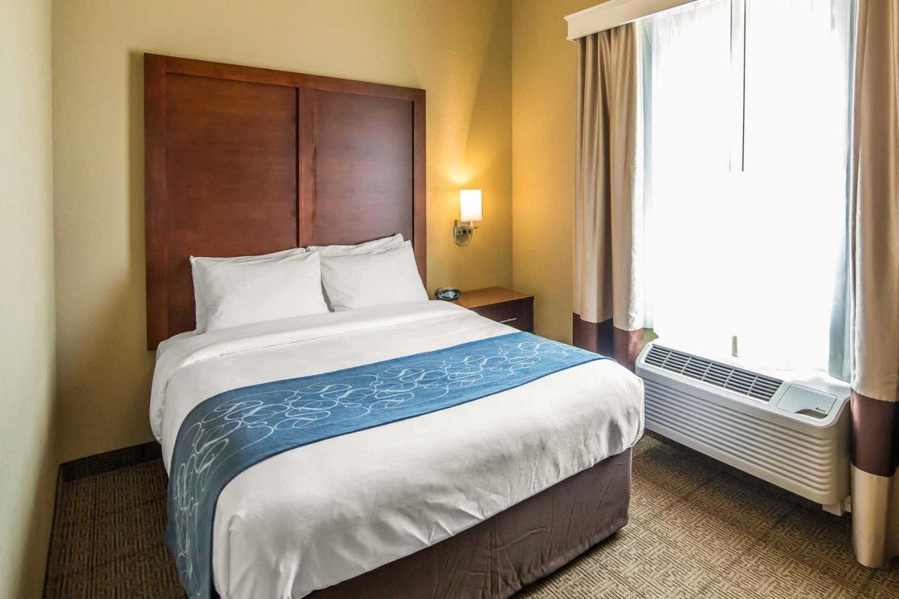 King Suite with Spa Bath at Comfort Suites Dodge City