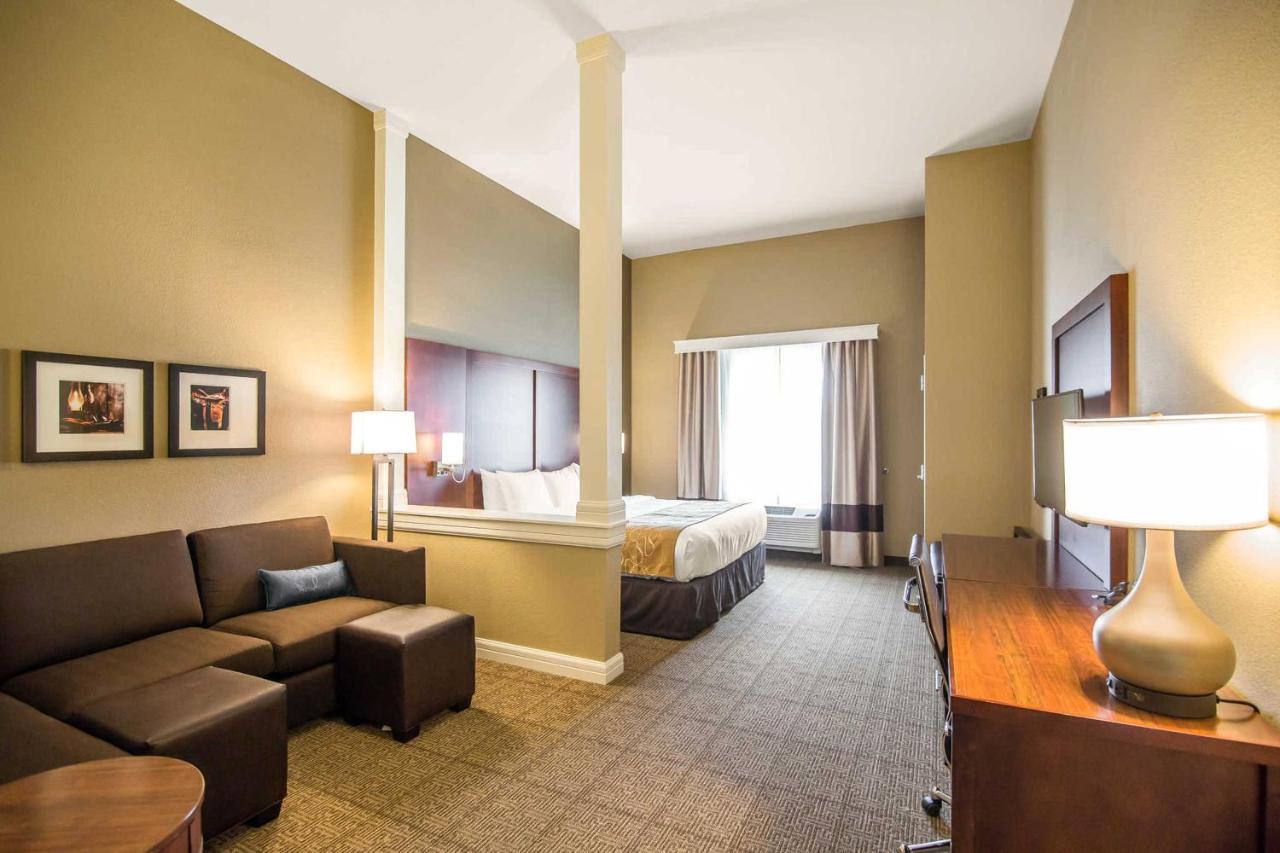King Suite with Spa Bath at Comfort Suites Dodge City