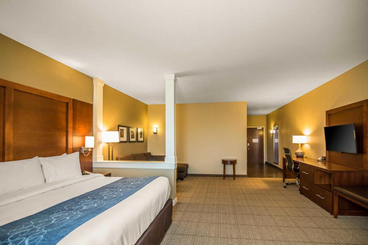 King Suite with Spa Bath at Comfort Suites Dodge City