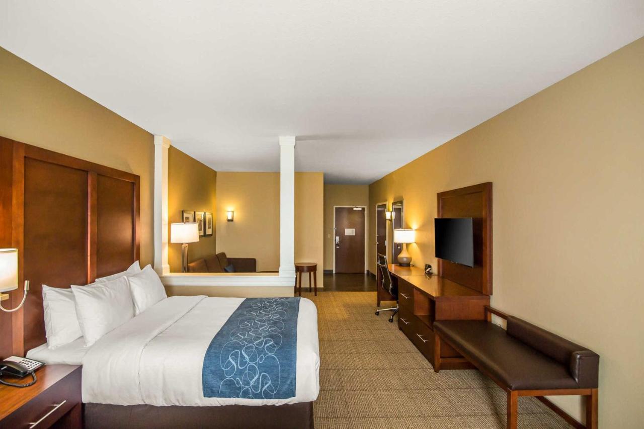 King Suite with Spa Bath at Comfort Suites Dodge City