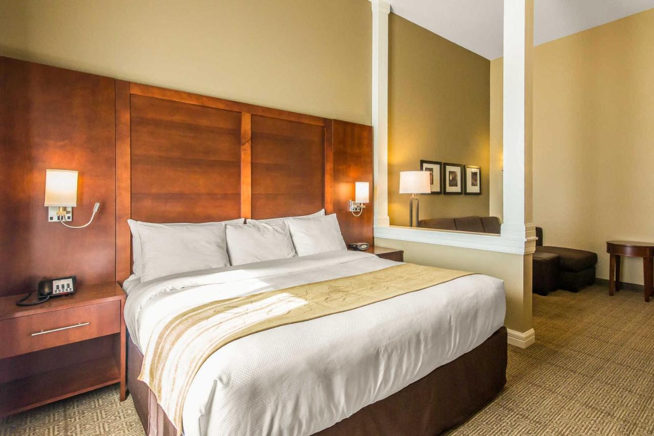 King Suite with Sofa Bed at Comfort Suites Dodge City