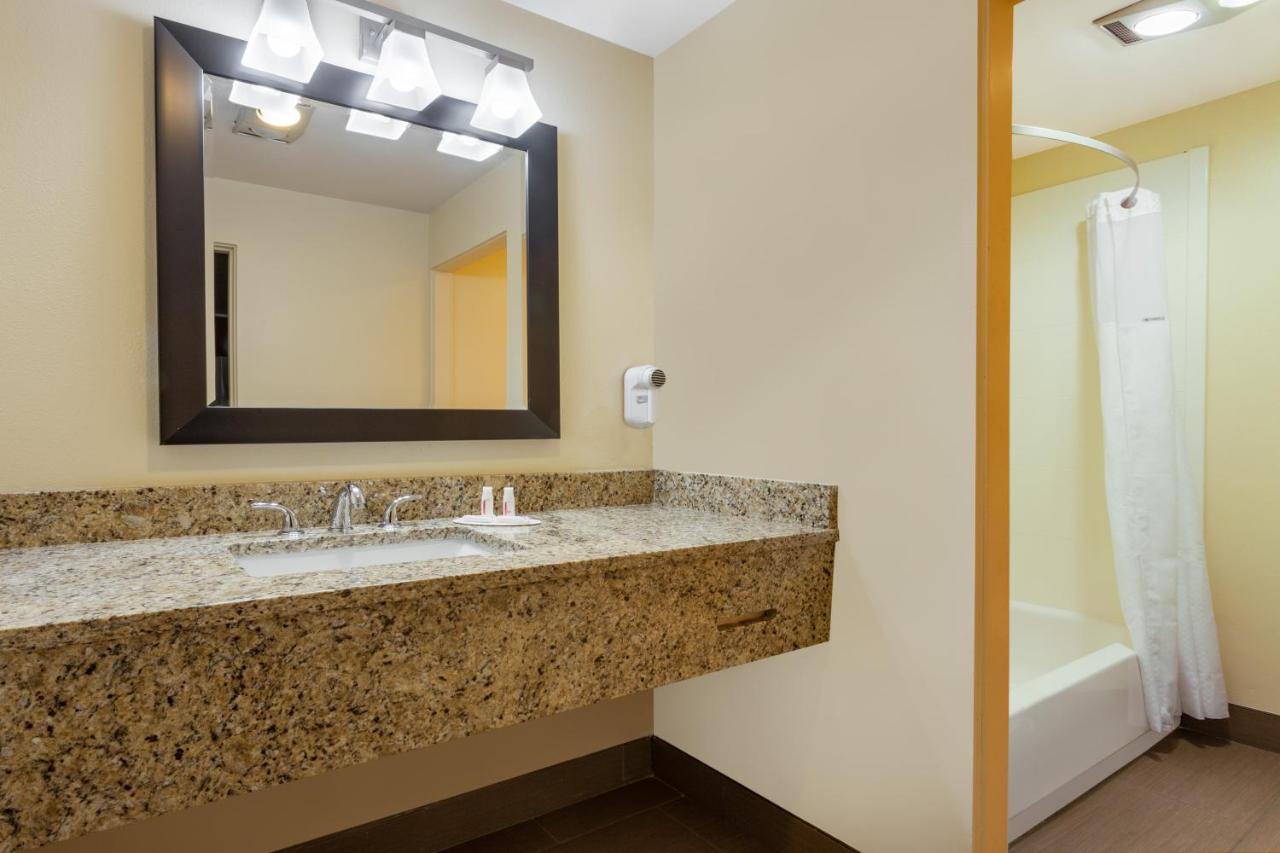 One-Bedroom King Suite - Non-Smoking at Days Inn by Wyndham Yakima