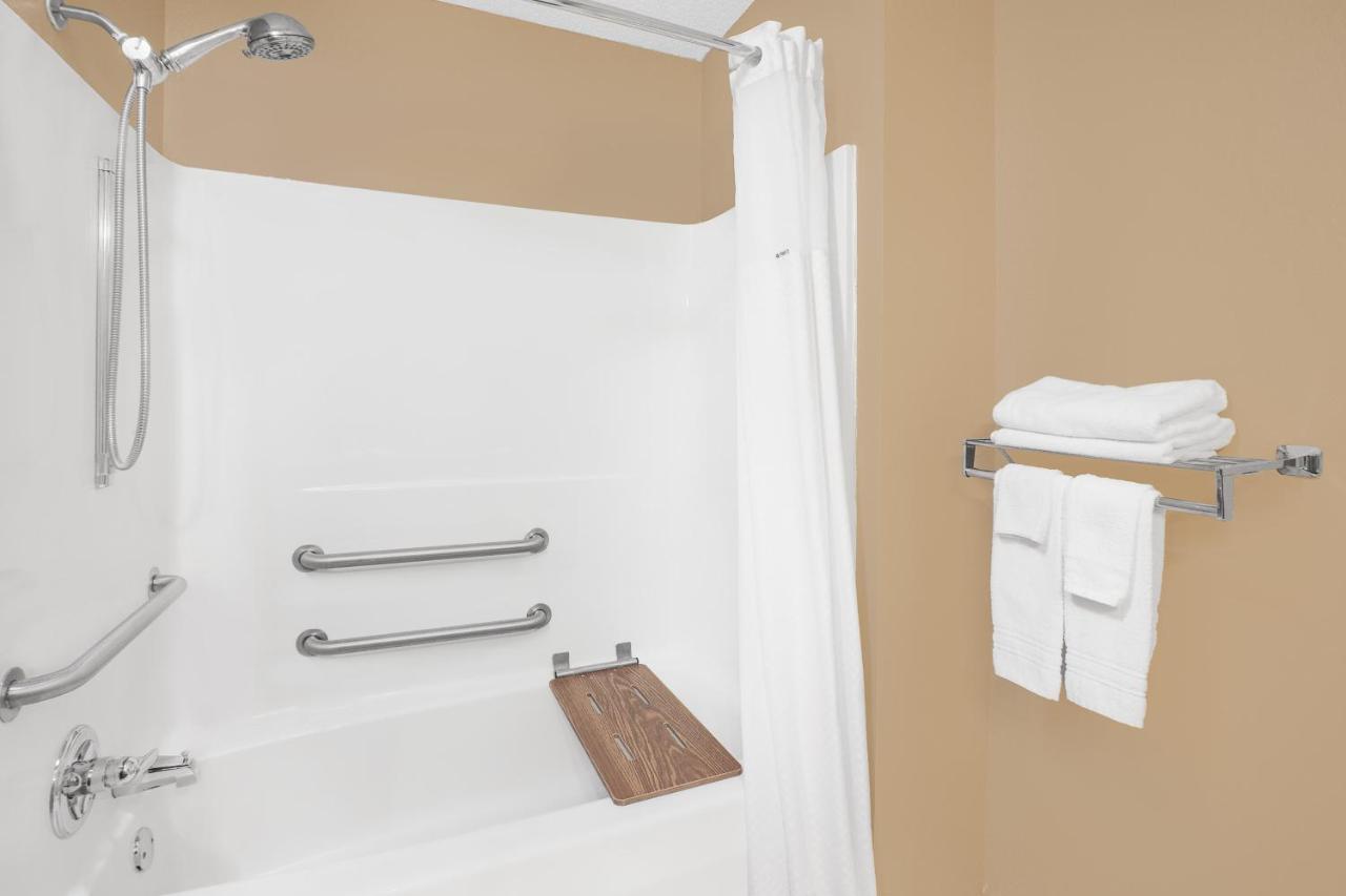 Queen Room - Disability Access - Non-Smoking at Super 8 by Wyndham Seville