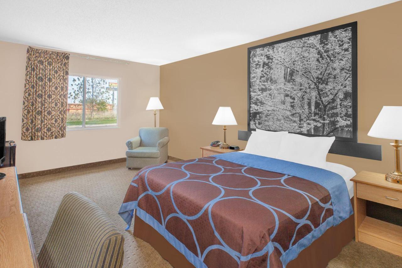 Queen Room - Smoking at Super 8 by Wyndham Seville
