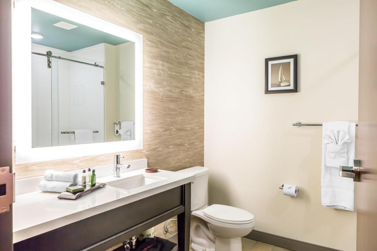 Superior Queen Room with Two Queen Beds - Non-Smoking at Marina Bay Hotel & Suites, an Ascend Collection Hotel