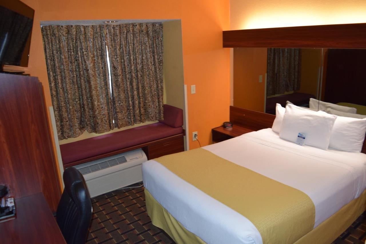 Queen Room - Non-Smoking at Microtel Inn & Suites by Wyndham Rock Hill/Charlotte Area