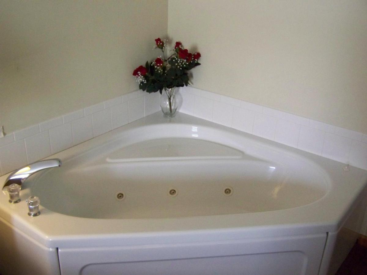King Room with Spa Bath - Non-Smoking at Brook Pointe Inn