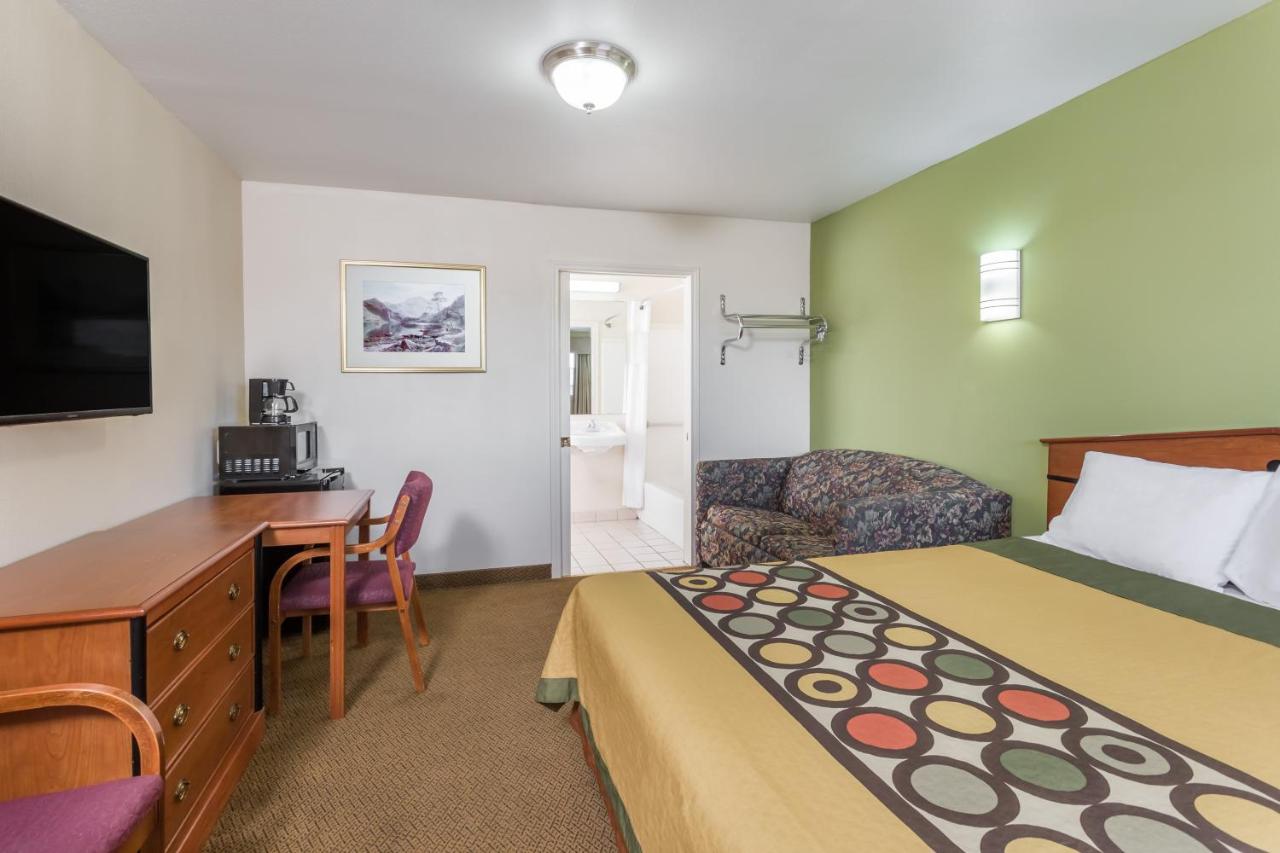 Queen Room - Disability Access/Non-Smoking at Knights Inn Franklin Ave Waco