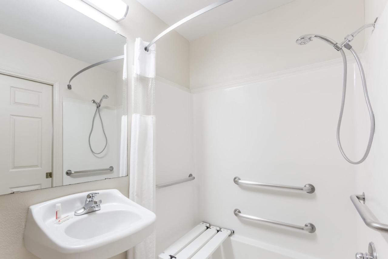 Queen Room - Disability Access/Non-Smoking at Knights Inn Franklin Ave Waco