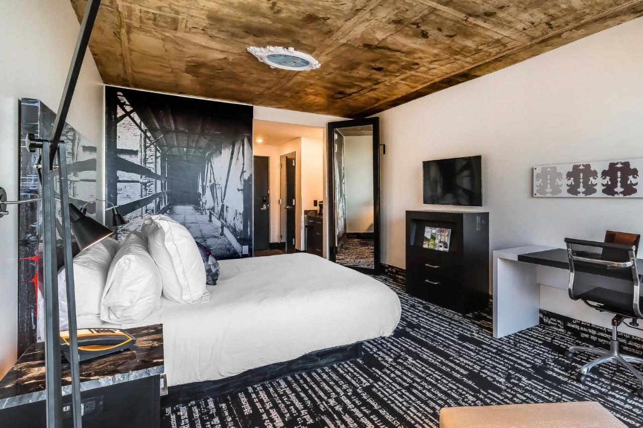 Deluxe King Room at Lorenzo Hotel Dallas, Tapestry Collection by Hilton
