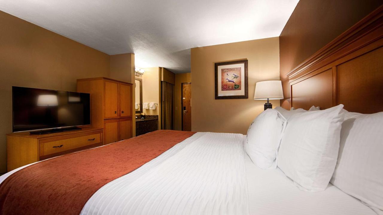 King Room with Bathtub - Disability Access/Non-Smoking at Best Western Plus Deer Park Hotel & Suites