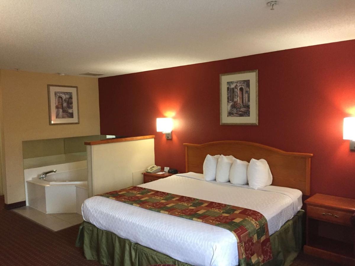 King Room with Spa Bath - Smoking at Millennium Inn