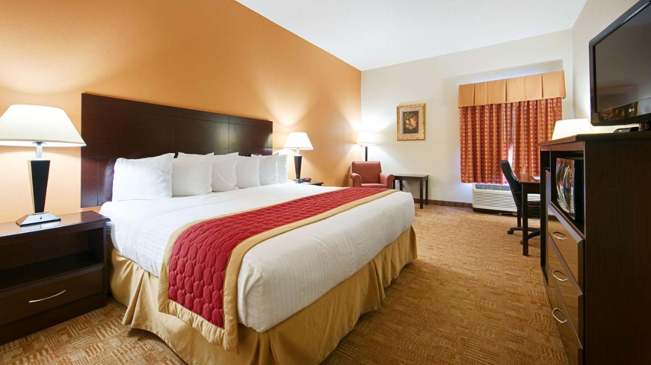 King Room with Roll-in Shower - Disability Access/Non-Smoking at Best Western Hiram Inn & Suites