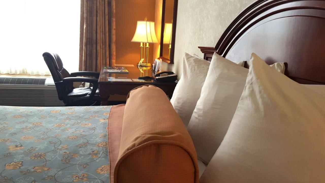 King Suite - Non Smoking at Best Western Plus Mentor-Cleveland Northeast