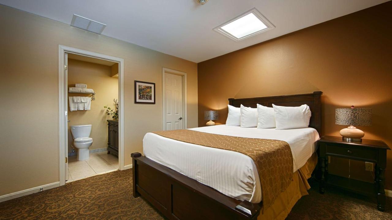 King Suite with Sofa Bed - Non-Smoking at Best Western Shelbyville Lodge