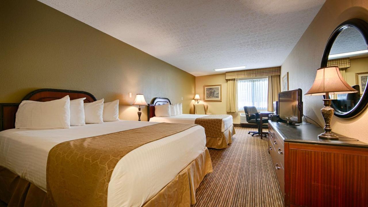 Queen Room with Bath Tub - Disability Access/Non-Smoking at Best Western Shelbyville Lodge