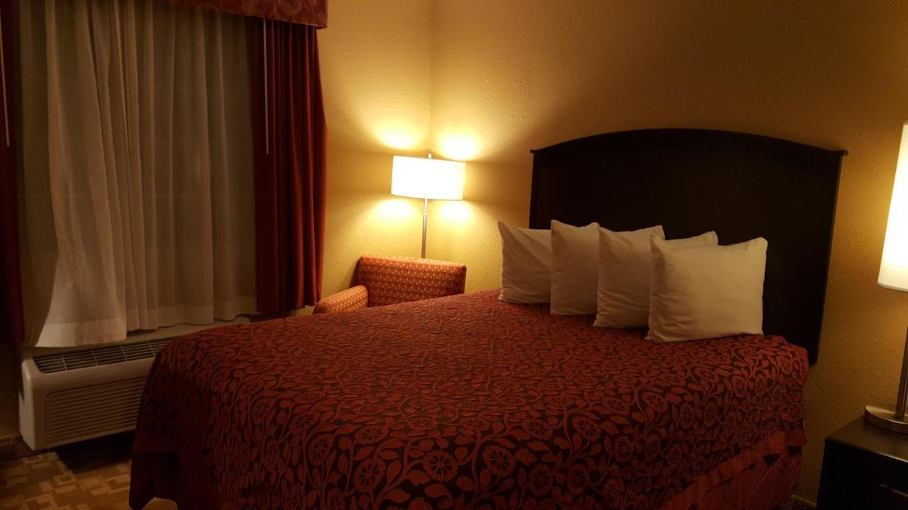 Queen Room - Disability Access at Days Inn by Wyndham Central City