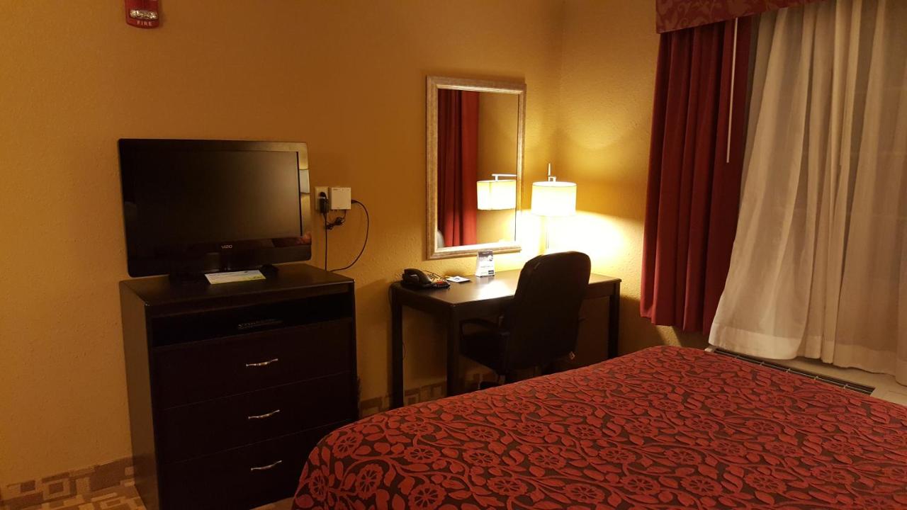 Queen Room - Disability Access at Days Inn by Wyndham Central City