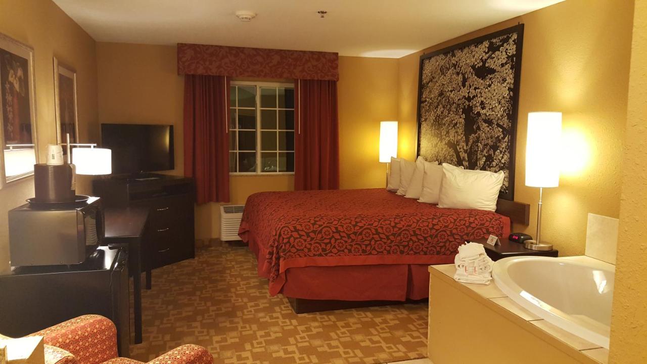 Deluxe King Suite at Days Inn by Wyndham Central City