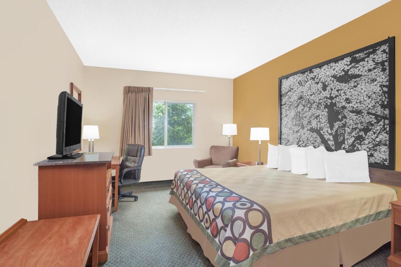 Deluxe Triple Room at Super 8 by Wyndham Central City