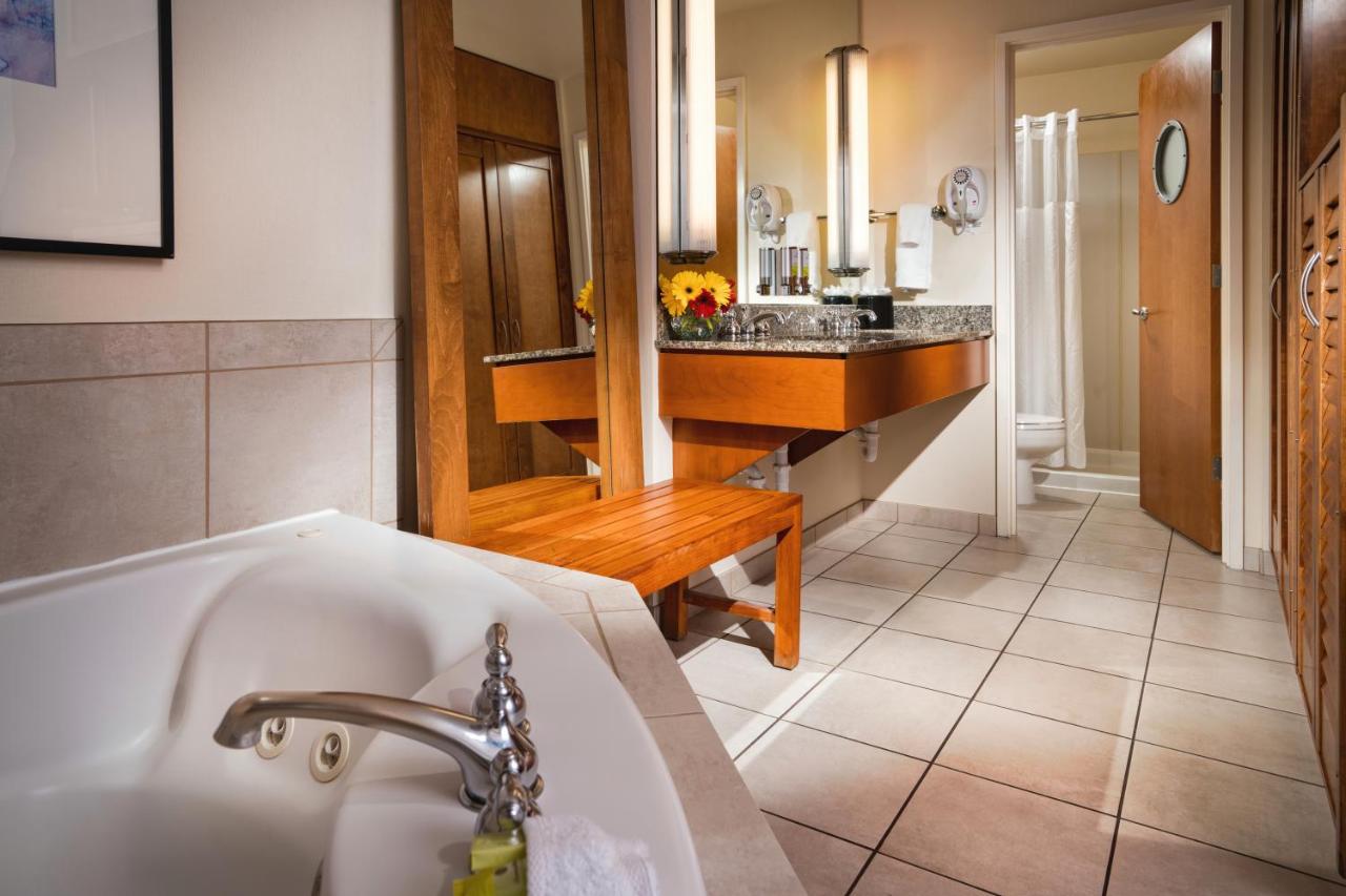 King Suite with Sofa Bed and Spa Bath at Staypineapple, Watertown Hotel, University District Seattle