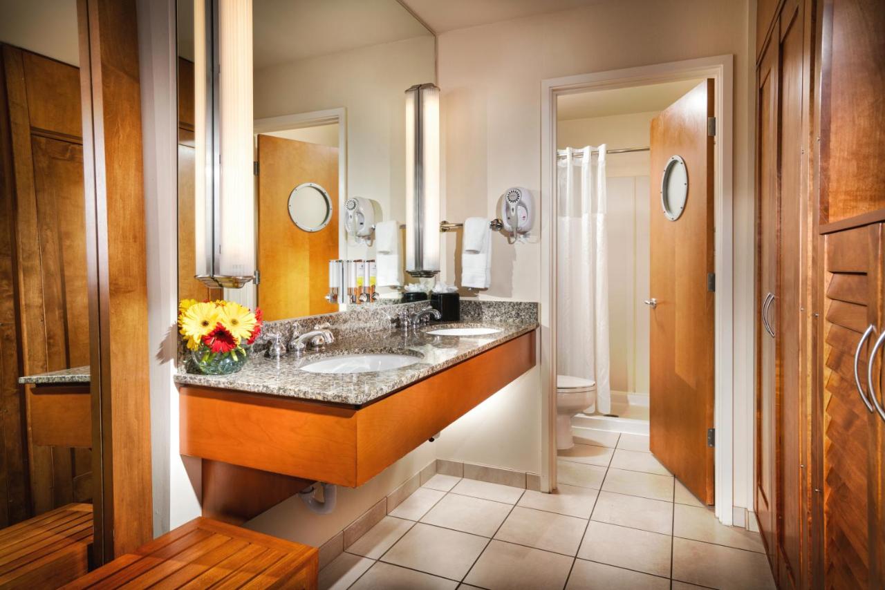 King Suite with Sofa Bed and Spa Bath at Staypineapple, Watertown Hotel, University District Seattle