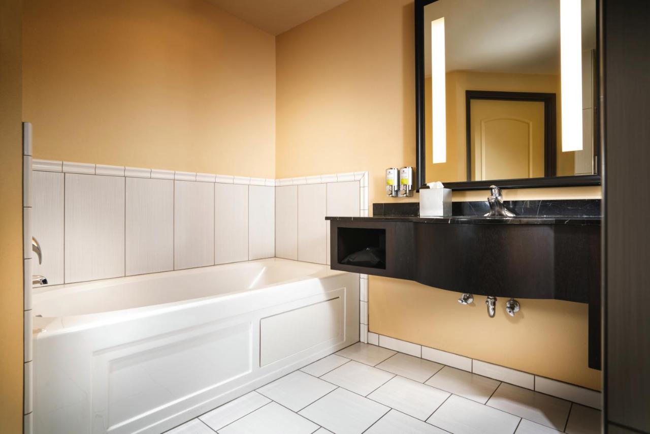 Suite with Two Queen Beds at Staypineapple, The Maxwell Hotel, Seattle Center Seattle