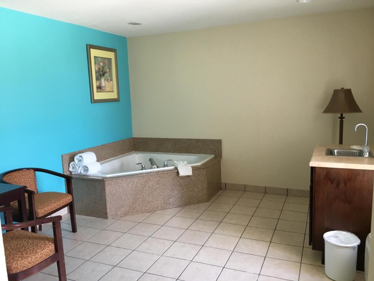 King Suite with Jetted Tub - Non-Smoking at Howard Johnson by Wyndham Houma