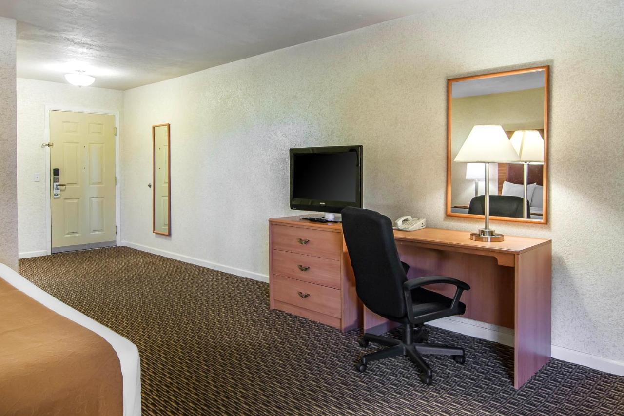 King Room - Non-Smoking at Quality Inn & Suites at Coos Bay