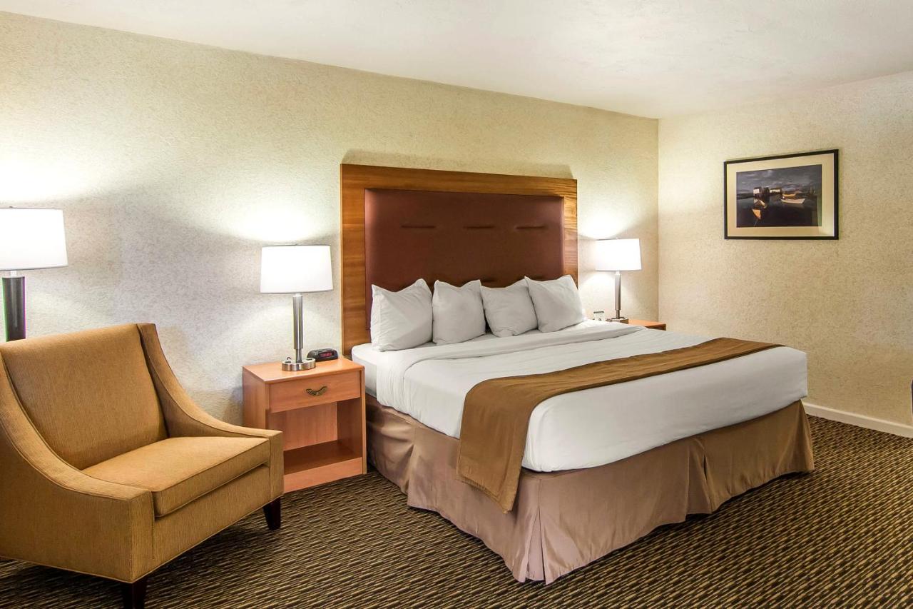King Room - Non-Smoking at Quality Inn & Suites at Coos Bay
