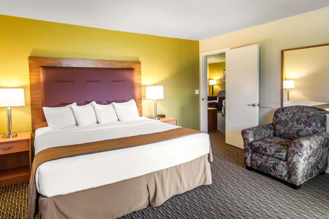 King Room - Non-Smoking at Quality Inn & Suites at Coos Bay