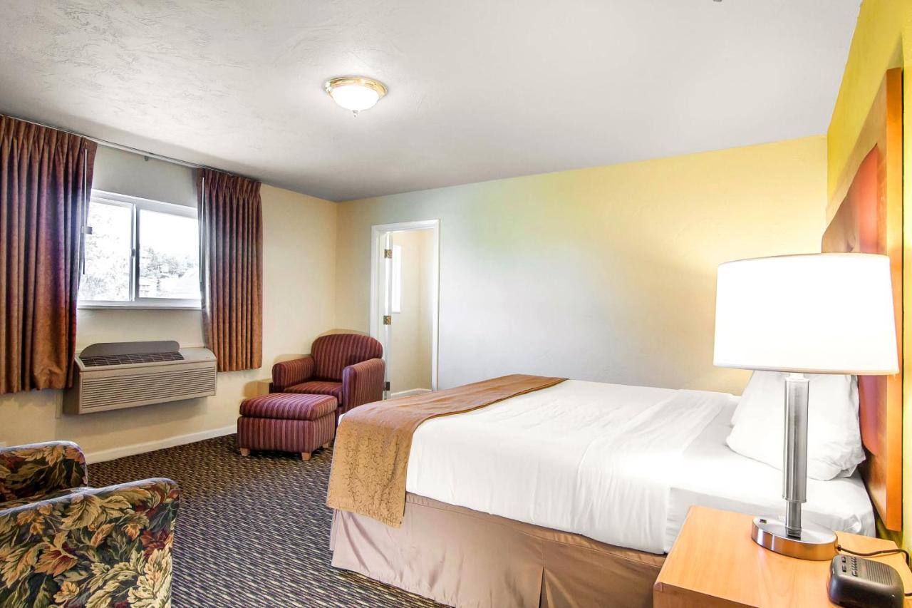 King Room - Non-Smoking at Quality Inn & Suites at Coos Bay