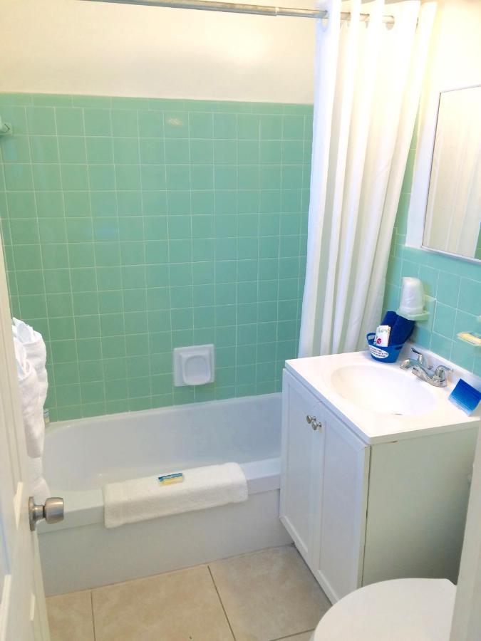 Deluxe Room with Two Double Beds at Great Escape Apartments by Lowkl