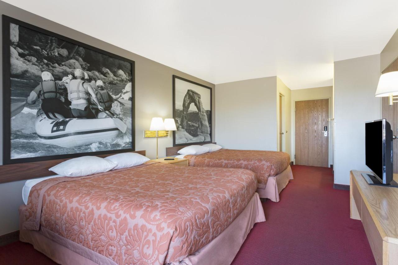 Deluxe Queen Room - Non-Smoking at Super 8 by Wyndham Green River