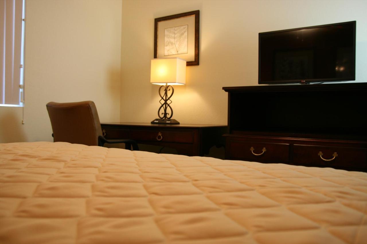 King Suite at Affordable Suites Mooresville LakeNorman