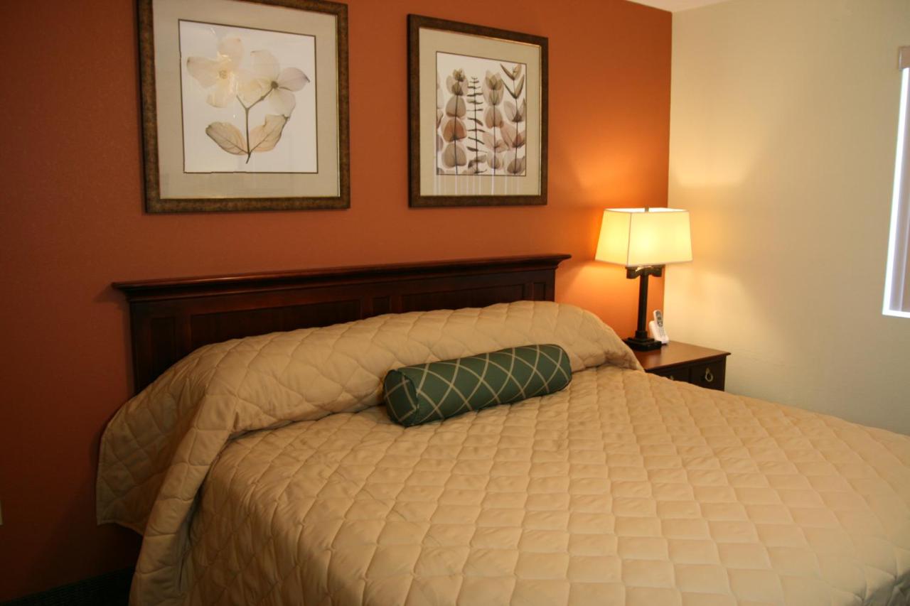 King Suite at Affordable Suites Mooresville LakeNorman
