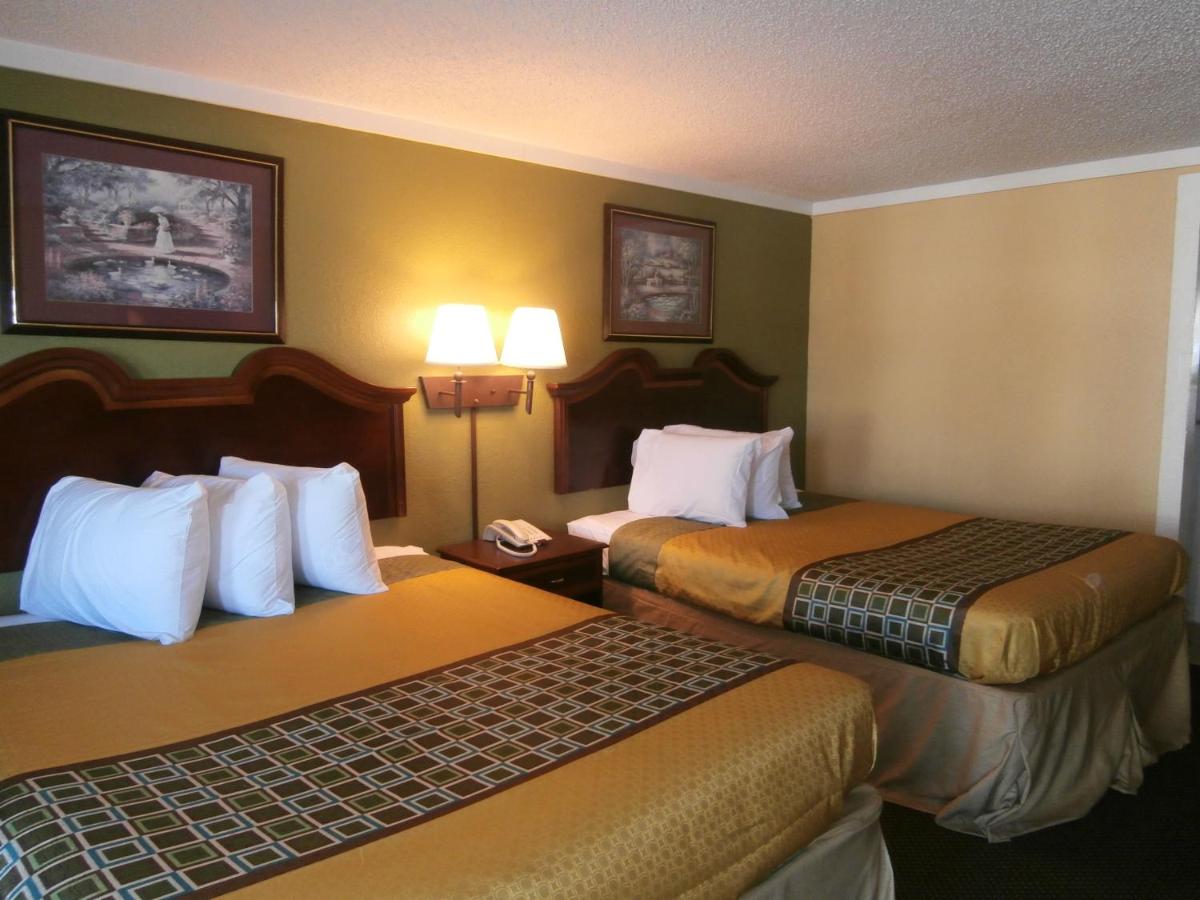 Queen Room with Two Queen Beds - Non-Smoking at Americas Best Value Inn Conyer