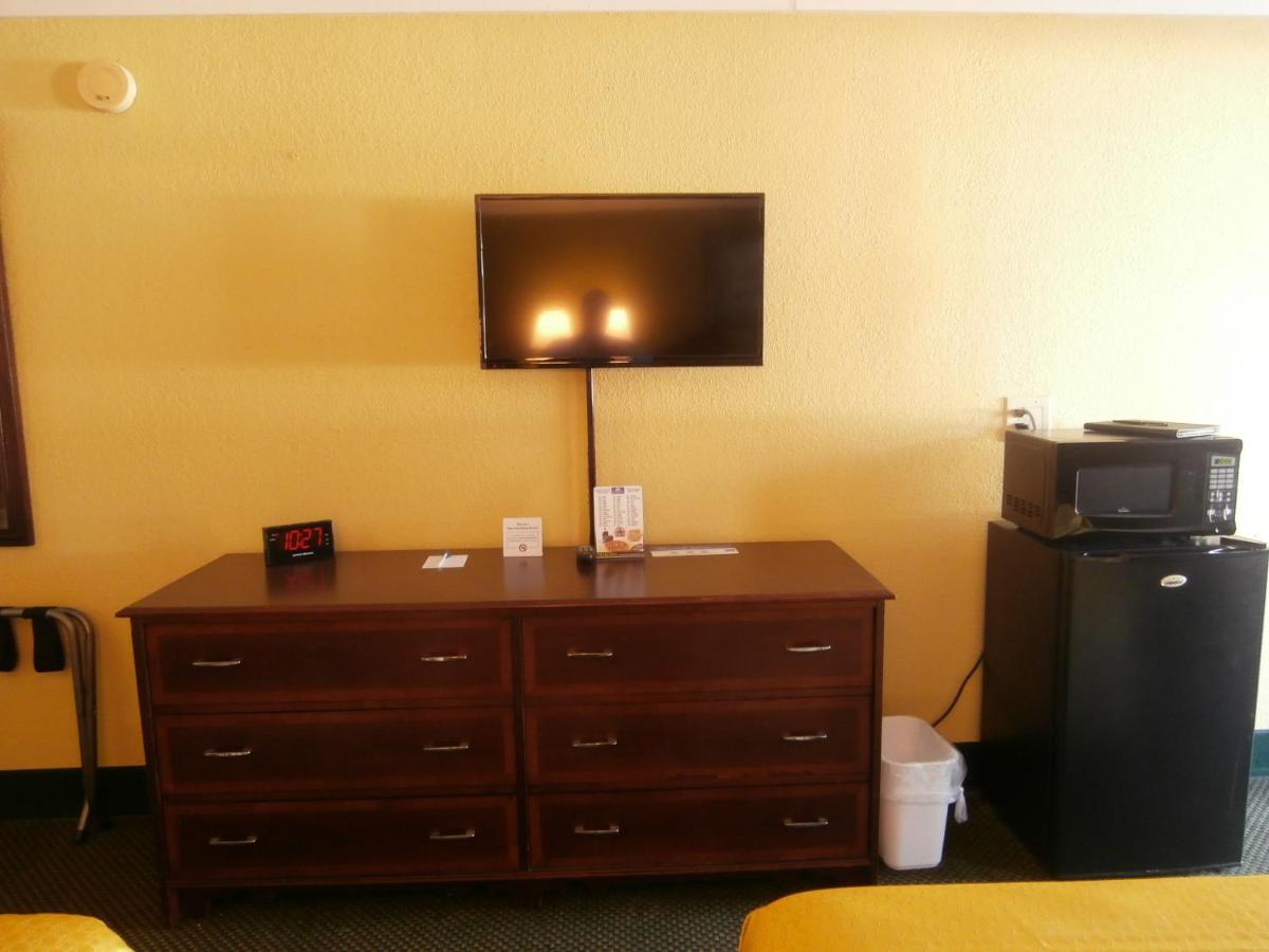Queen Room with Two Queen Beds - Non-Smoking at Americas Best Value Inn Conyer