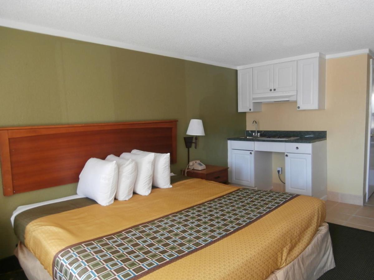 King Room - Disability Access/Non-Smoking at Americas Best Value Inn Conyer