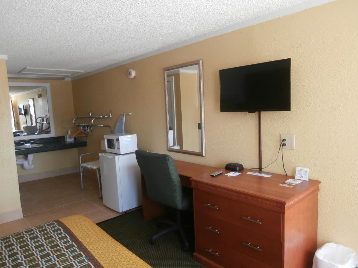 King Room - Disability Access/Non-Smoking at Americas Best Value Inn Conyer