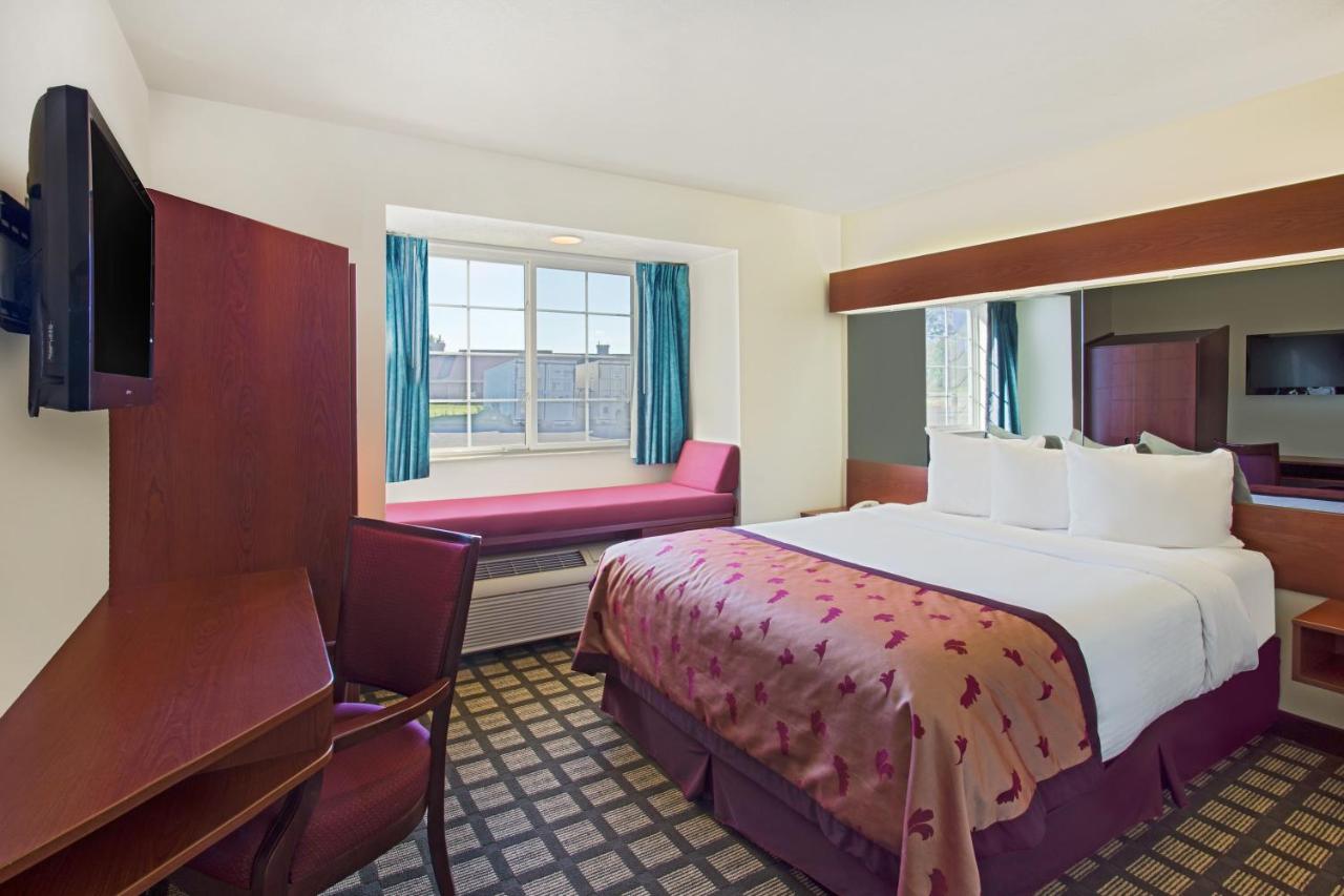 Queen Room - Non-Smoking at Microtel Inn & Suites by Wyndham Holland