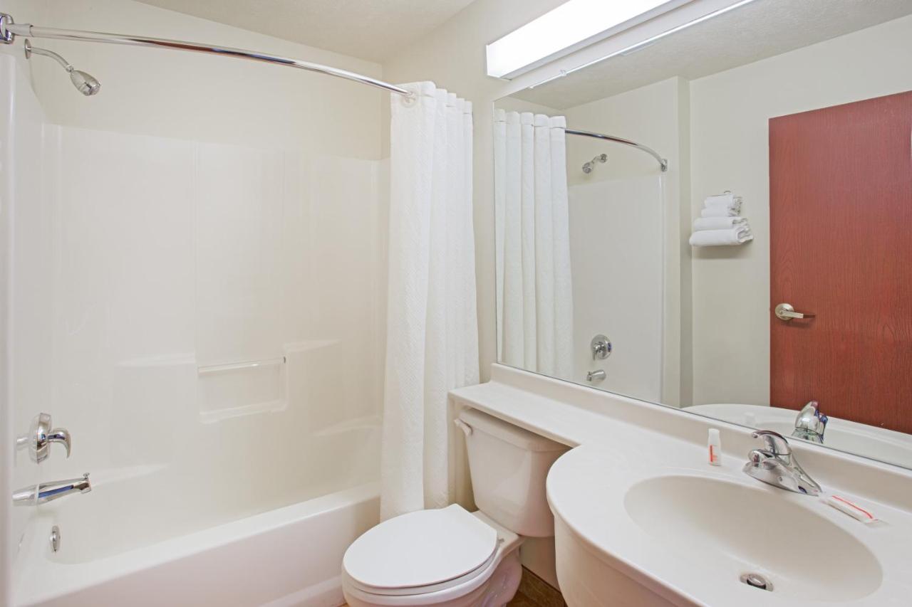 Queen Room - Non-Smoking at Microtel Inn & Suites by Wyndham Holland