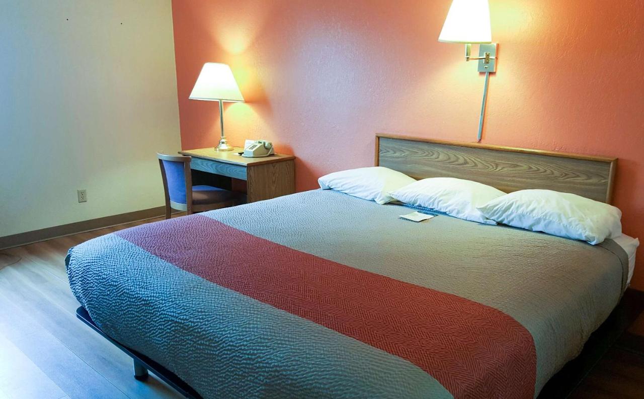 King Room - Non-Smoking at Motel 6 Saukville